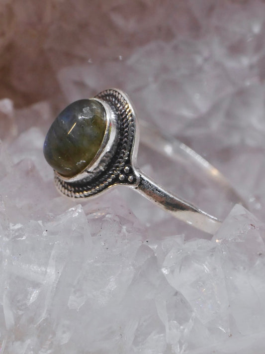 The Nomad Ring – Labradorite (Size N½ / 7.5)