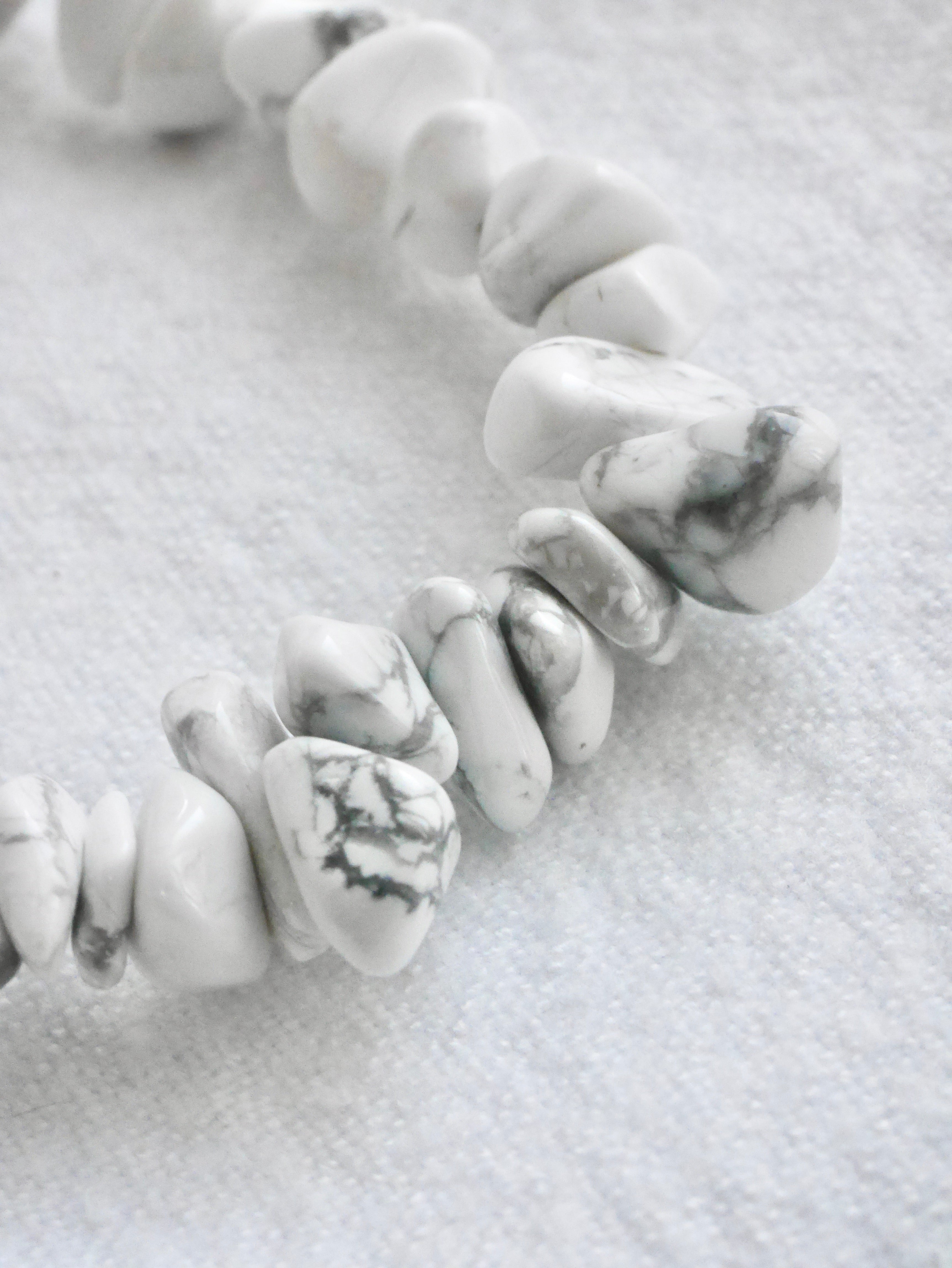 Howlite Chip Bracelet – Mineralism