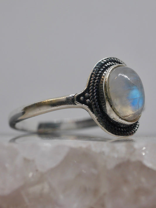 The Nomad Ring – Moonstone (Size N½ / 7.5)