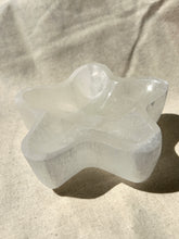 Load image into Gallery viewer, Selenite Star Bowl
