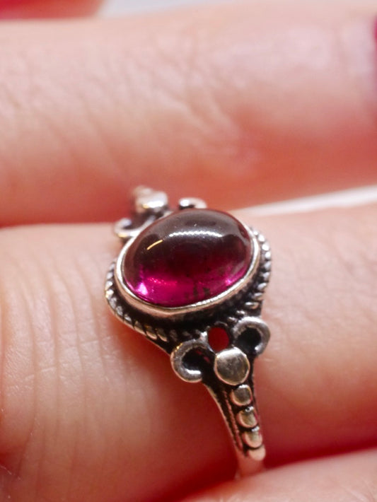 The Athena Ring – Garnet (Size L / 5.5)