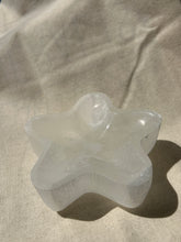 Load image into Gallery viewer, Selenite Star Bowl
