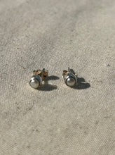 Load image into Gallery viewer, Freshwater Pearl Earrings
