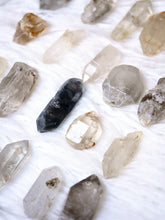 Load image into Gallery viewer, Rough natural quartz points
