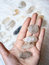 Load image into Gallery viewer, Rough natural quartz points
