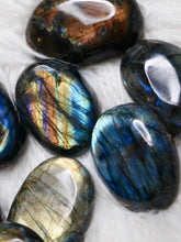Load image into Gallery viewer, Labradorite large polished gallet A grade
