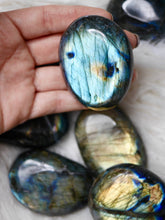 Load image into Gallery viewer, Labradorite large polished gallet A grade
