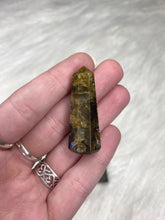 Load image into Gallery viewer, Labradorite Point
