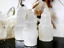 Load image into Gallery viewer, Mini selenite tower / ring holder
