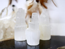 Load image into Gallery viewer, Mini selenite tower / ring holder
